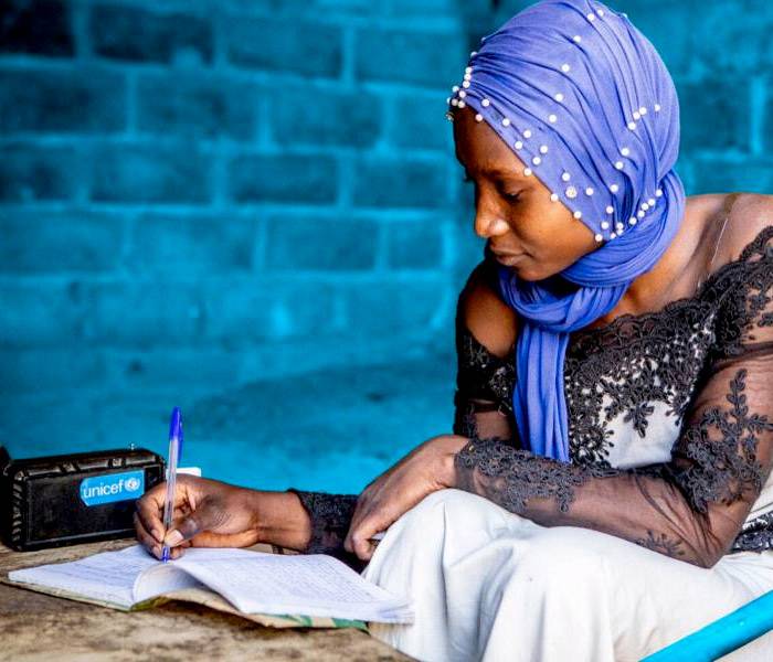 Mujer escribiendo