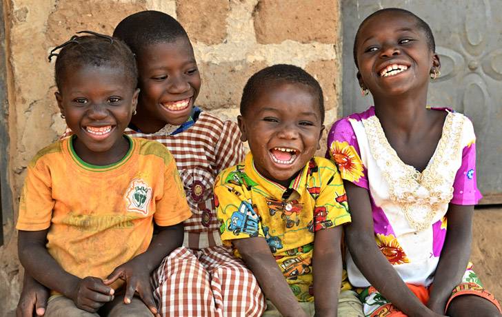 Incluyendo a UNICEF en tu testamento, miles de niños disfrutarán de un futuro mejor. Niños felices en el pueblo de Karafiné-Guimbe (Costa de Marfil)