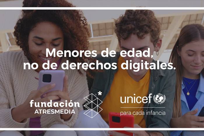 Adolescentes con un móvil